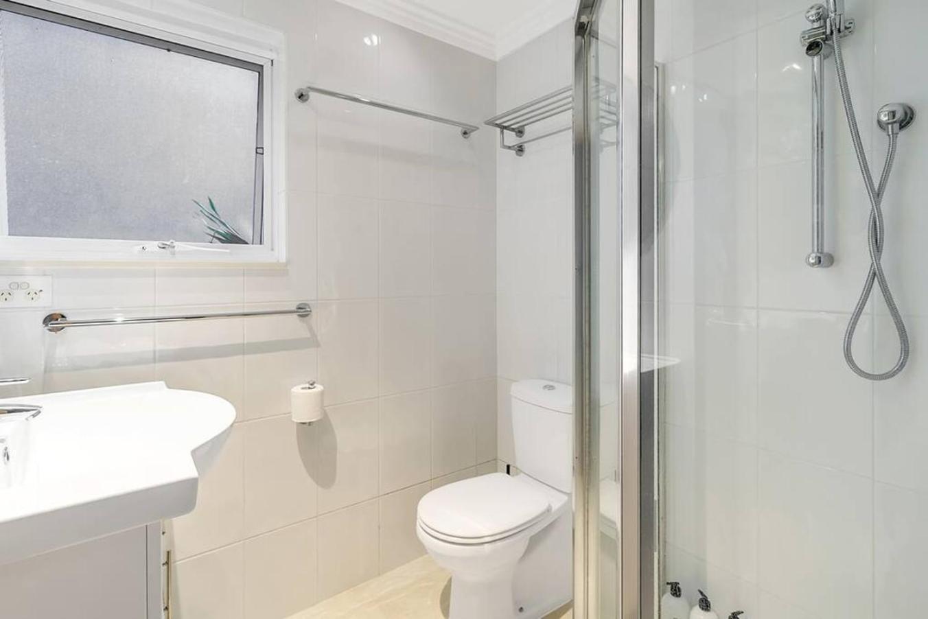 Bay Court I - Spacious Next To Hayes Apartment Sydney