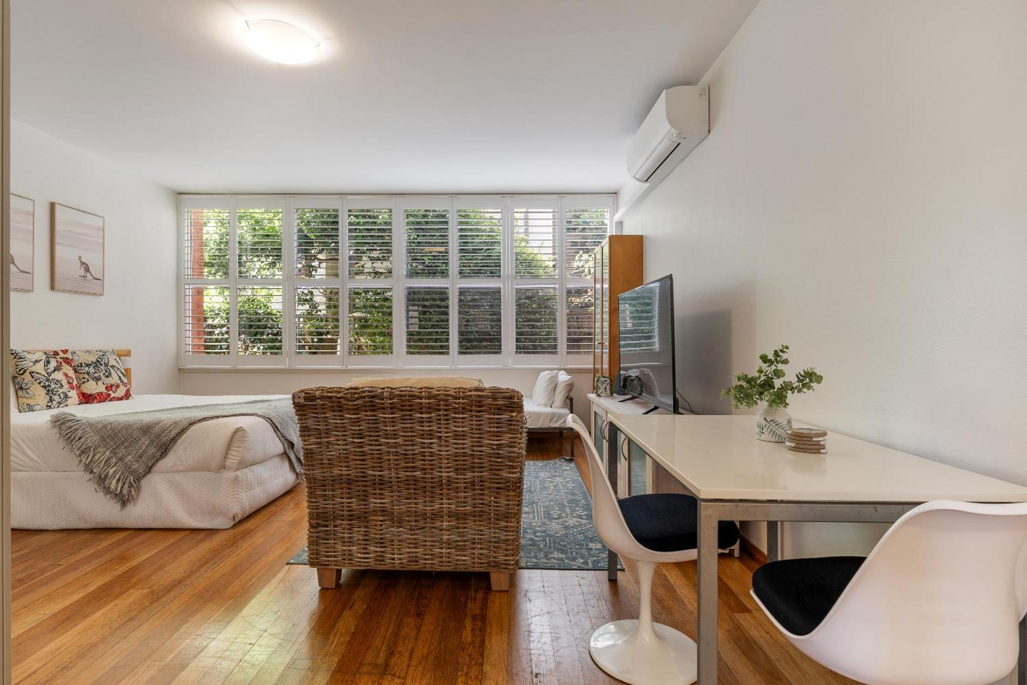 Bay Court I - Spacious Next To Hayes Sydney