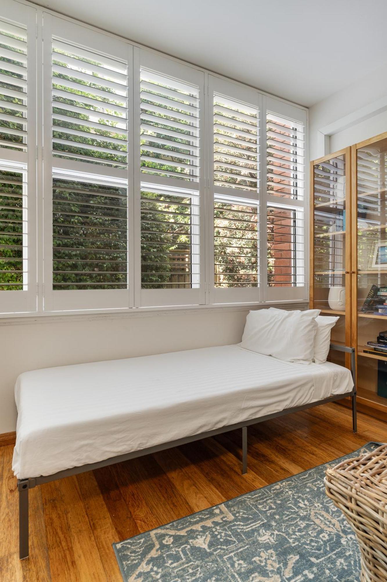 Bay Court I - Spacious Next To Hayes Apartment Sydney