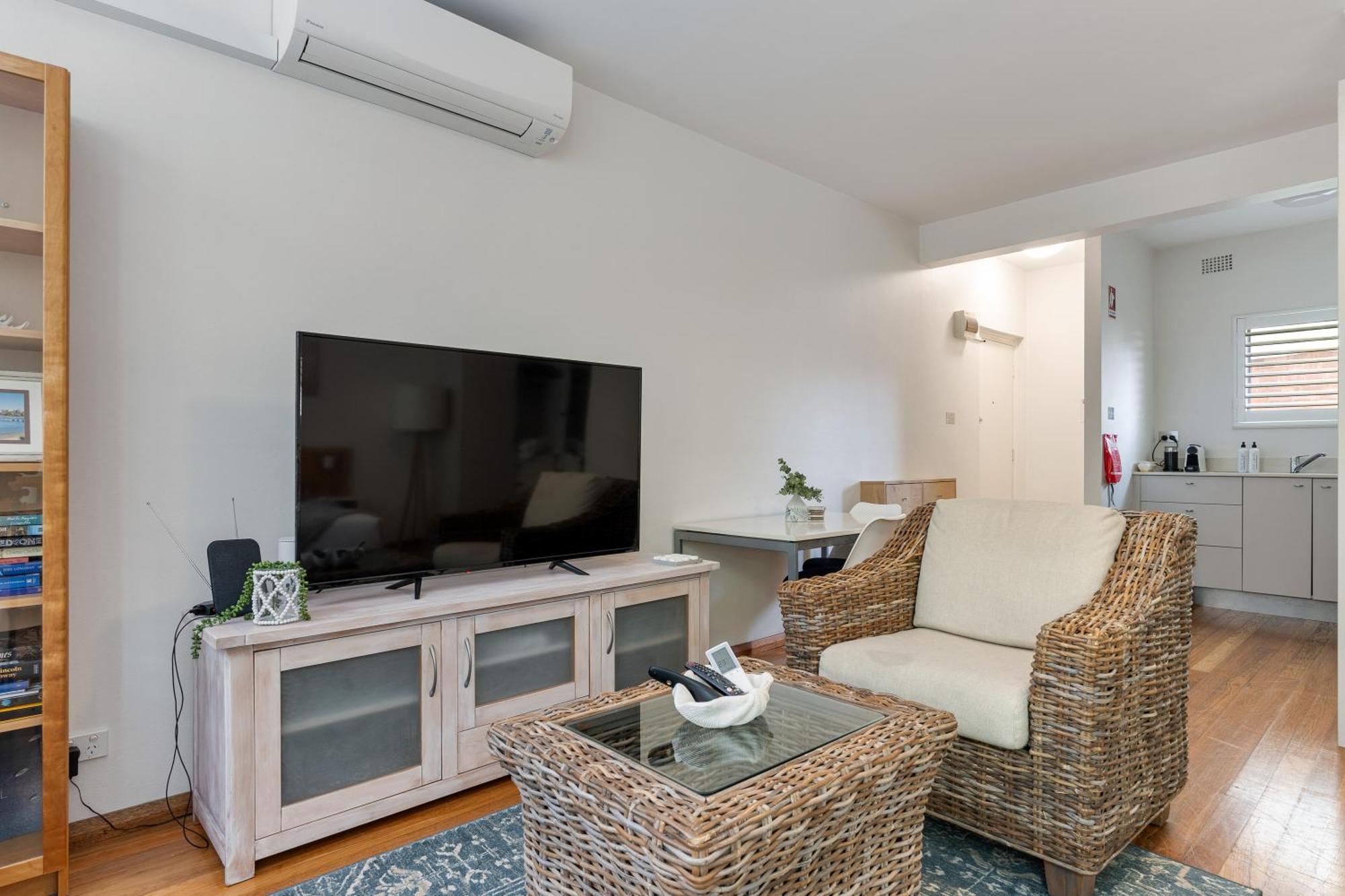 Bay Court I - Spacious Next To Hayes Apartment *